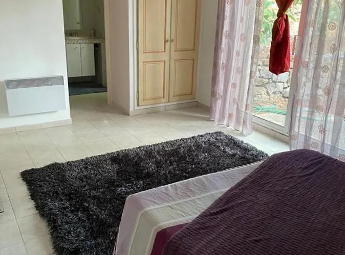 Spacieuse Independante Dans Parking Privee Alojamento de Acomodação e Pequeno-almoço 4*