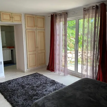 Spacieuse Independante Dans Parking Privee 4*