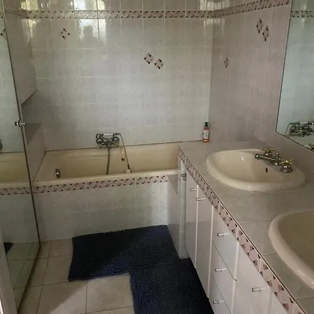 Frühstückspension Spacieuse Independante Dans Parking Privee 4*